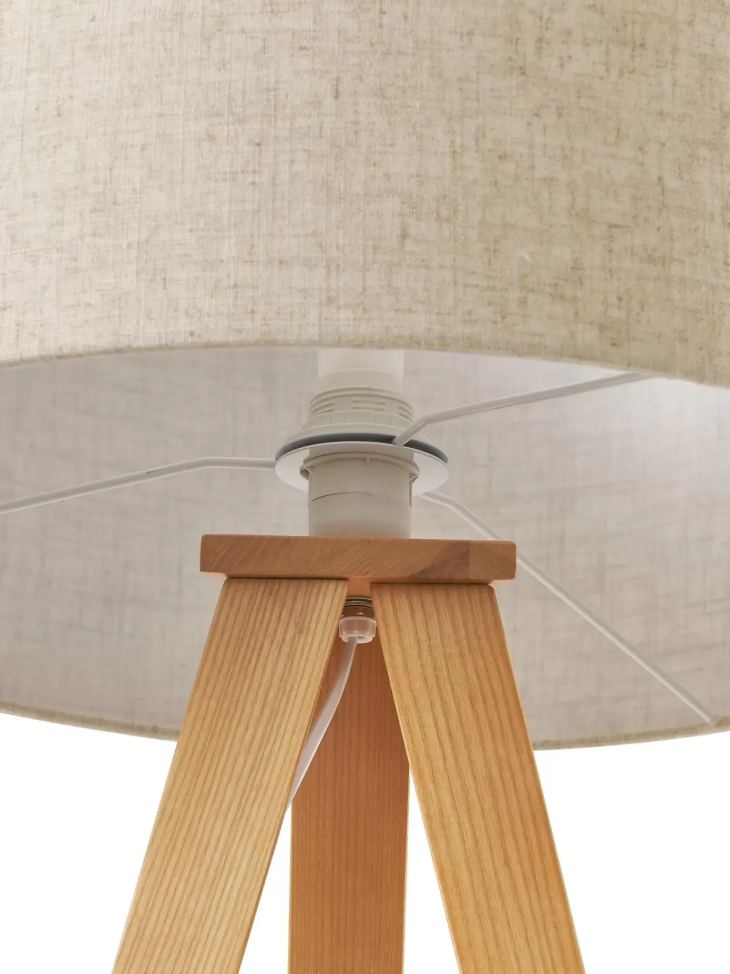 Shop Lampa Podlogowa Trojnog Z Litego Drewna W Stylu Scandi Jake Lampy Na Trójnogu