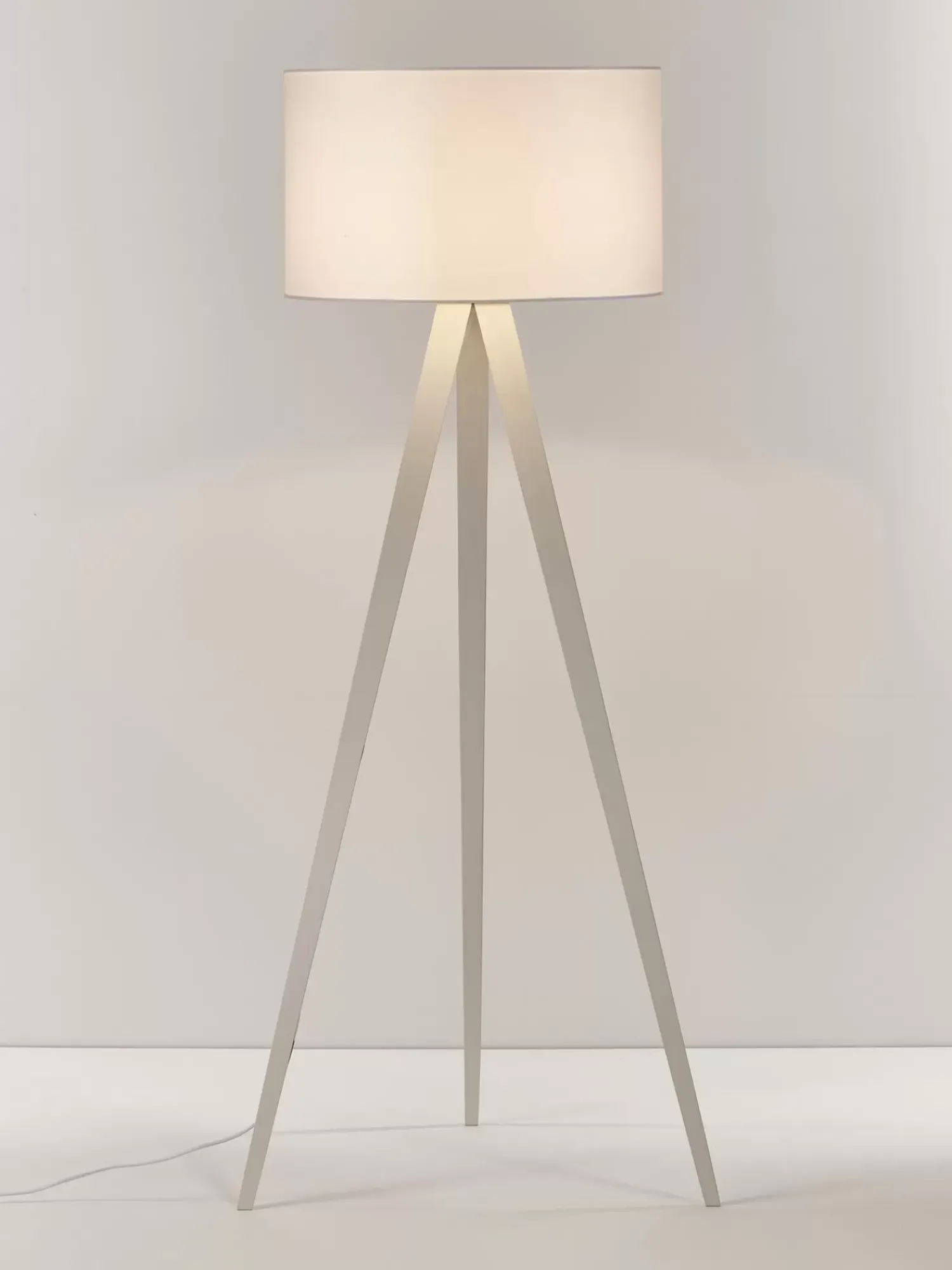 New Lampa Podlogowa Trojnog Z Litego Drewna W Stylu Scandi Jake Lampy Na Trójnogu