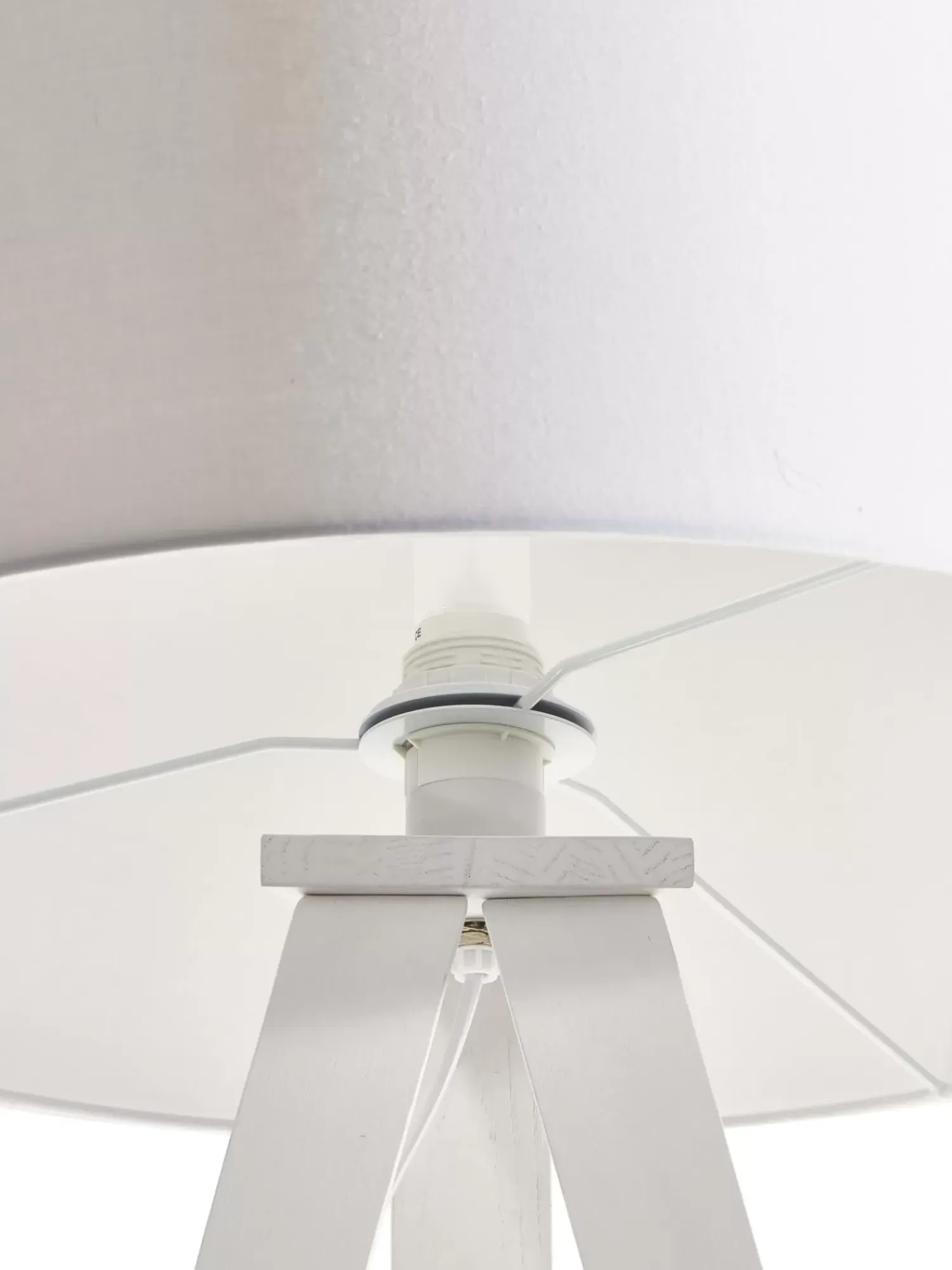 New Lampa Podlogowa Trojnog Z Litego Drewna W Stylu Scandi Jake Lampy Na Trójnogu