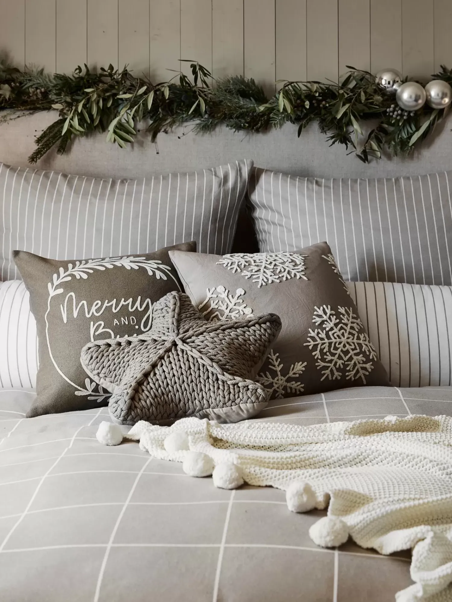 Clearance Poszewka Na Poduszke Z Haftem Merry And Bright Poduszki Dekoracyjne